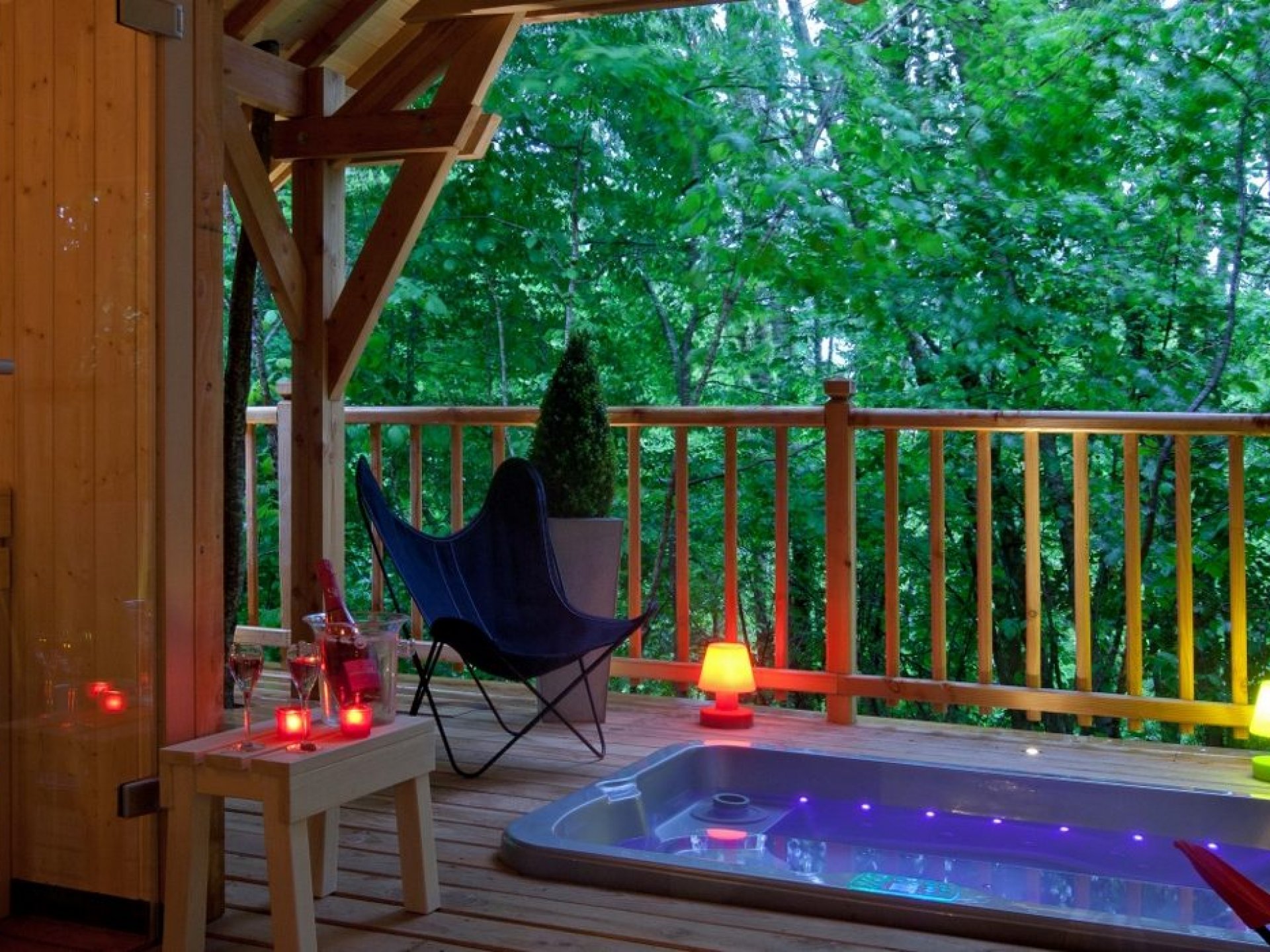 cabane dans les arbres avec jacuzzi hautes pyrenees.fr