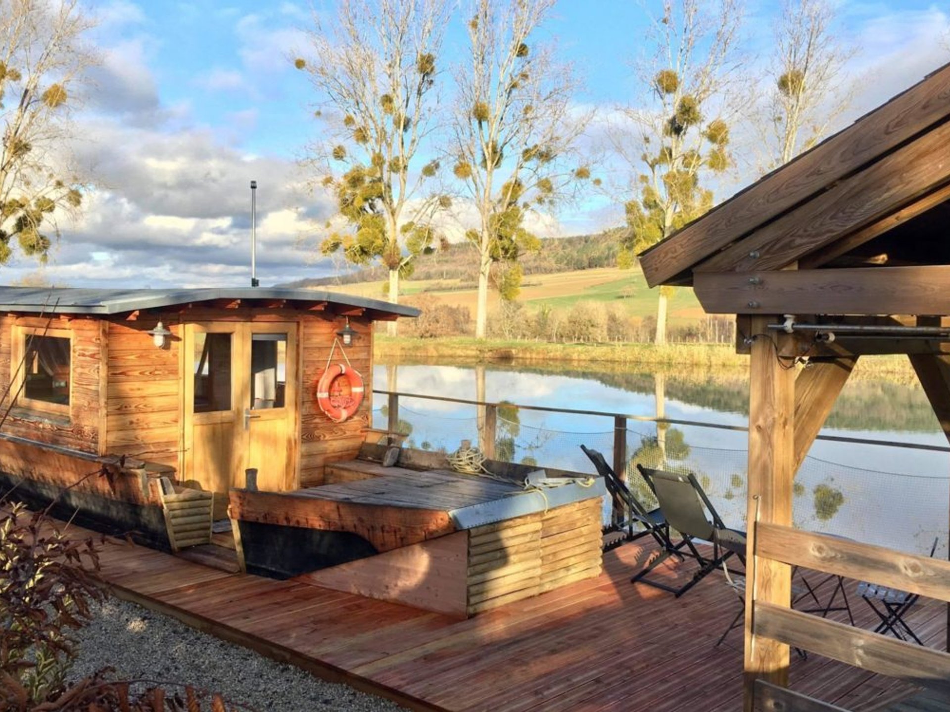 La Toue Spa Cabanée - Bateau Bourgogne-Franche-Comté - hebergement ...